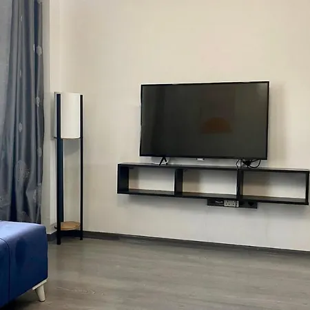Newly Refurbished 2 Bedroom In The Heart Of Lägenhet